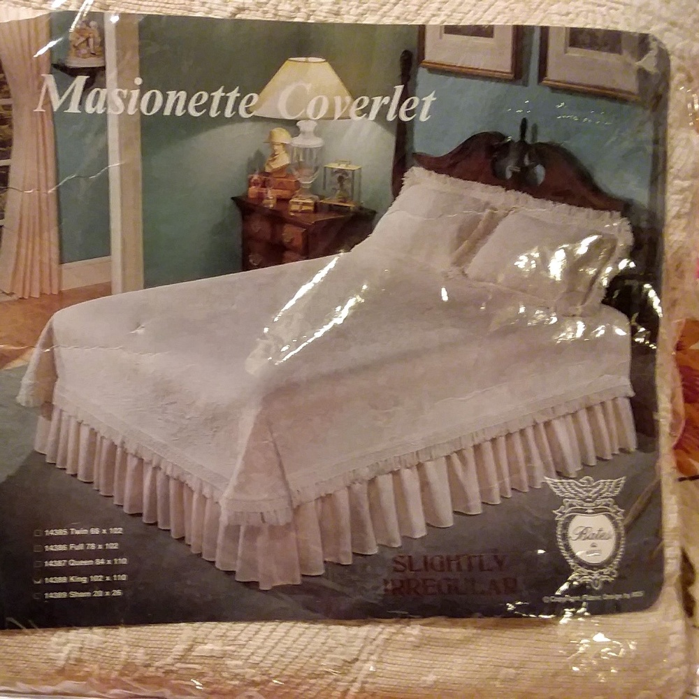 Vintage 1980s Bates Masionette Coverlet